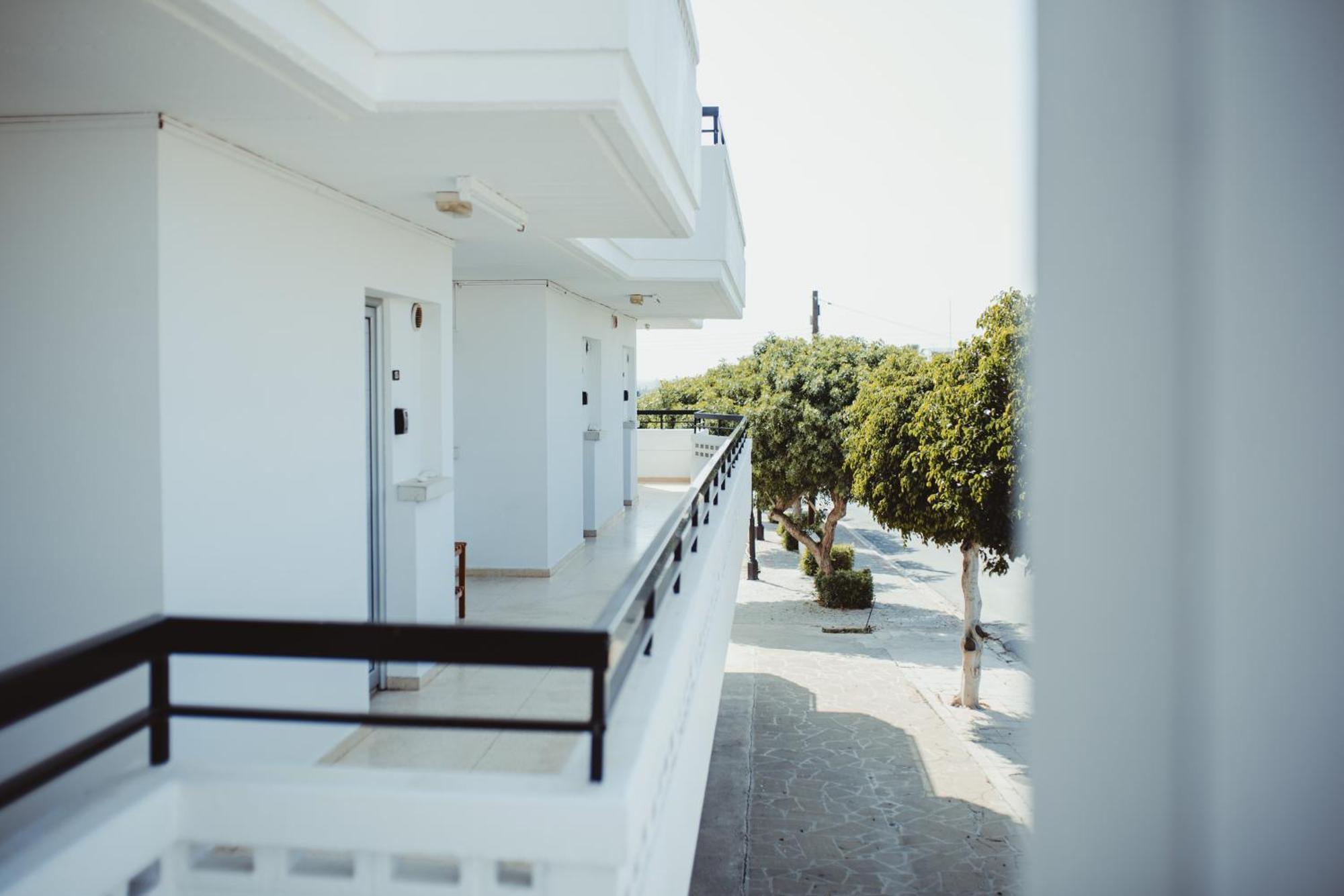 Ovis Hotel Apartments Agia Napa Buitenkant foto